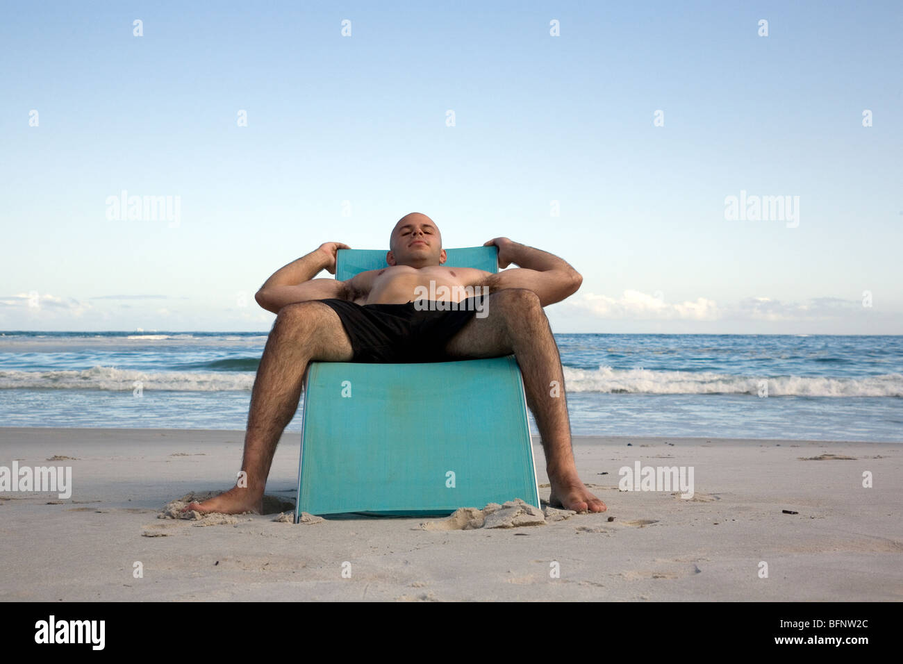 Mann am Strand Liege liegen Stockfoto