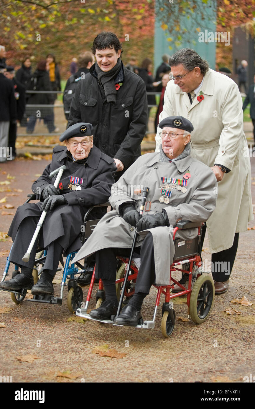 behinderte Kriegsveteranen und alte Soldaten im Rollstuhl tragen Barette und Krieg Medaillen. Stockfoto