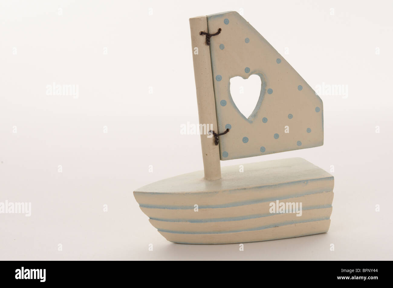 Weiße Holzboot auf weißem Hintergrund Stockfoto