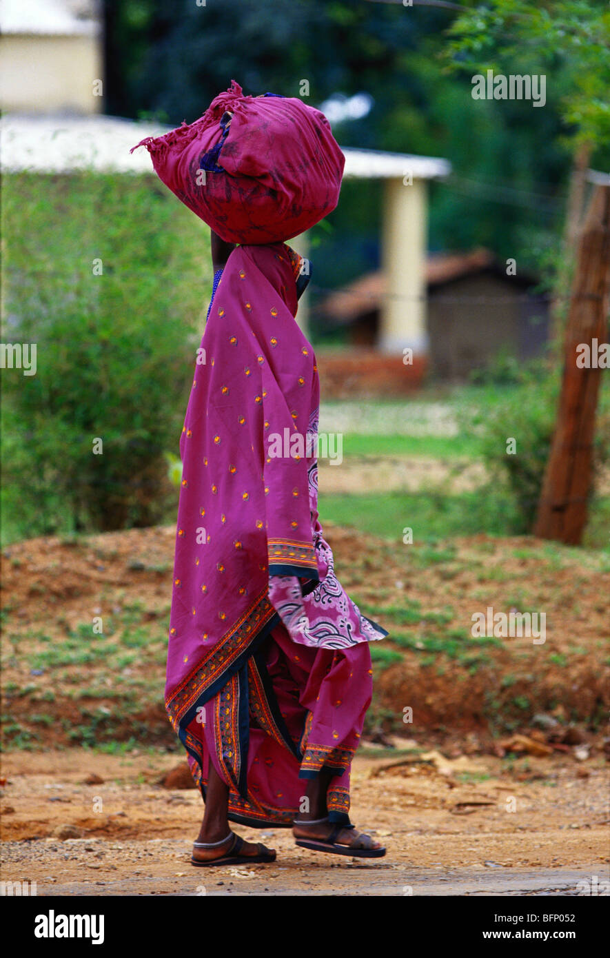 AAD 64331: Ländliche Inderin Belastung Kopf balancieren; Madhya Pradesh; Indien Stockfoto