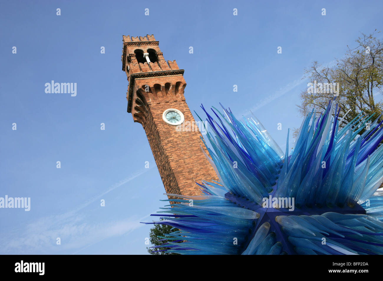 Venedig, Murano, Campo San Stefano, Turm mit Glasskulptur, Landschaft abstrakt Stockfoto