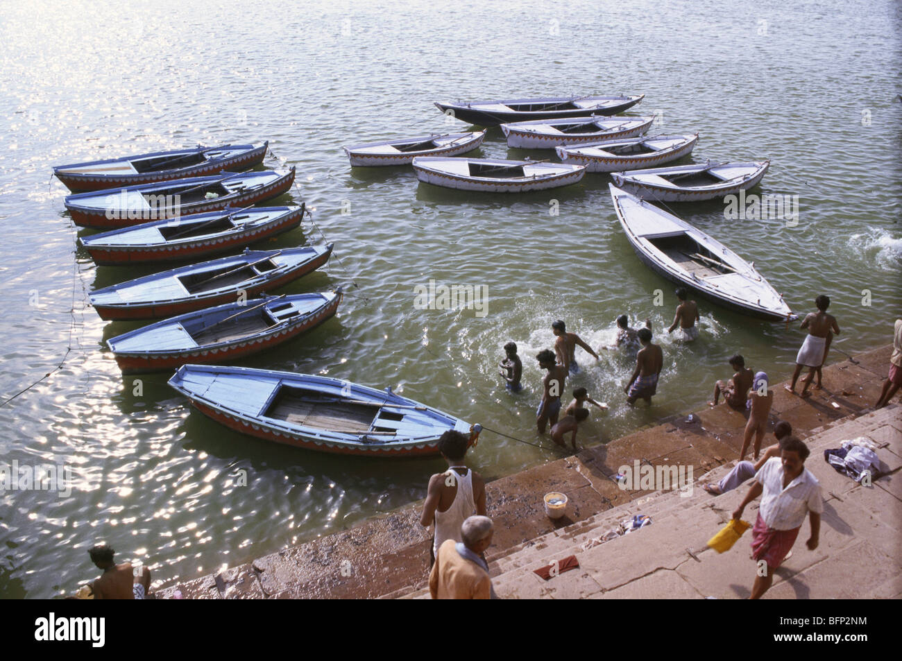 Boote an Ghats des Flusses Ganga; Banaras; Varanasi; Uttar Pradesh; Indien; asien Stockfoto