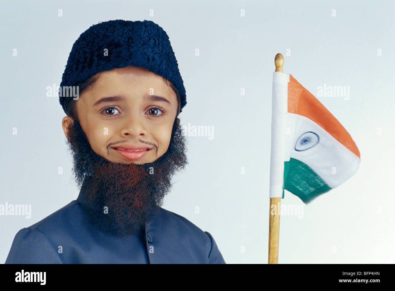 Indisches Knabe Kind in Kostümkleid von Muslim mit Bart und Mütze, die  Flagge von Indien in der Hand hält ; Indien ; Asien ; MR#496  Stockfotografie - Alamy