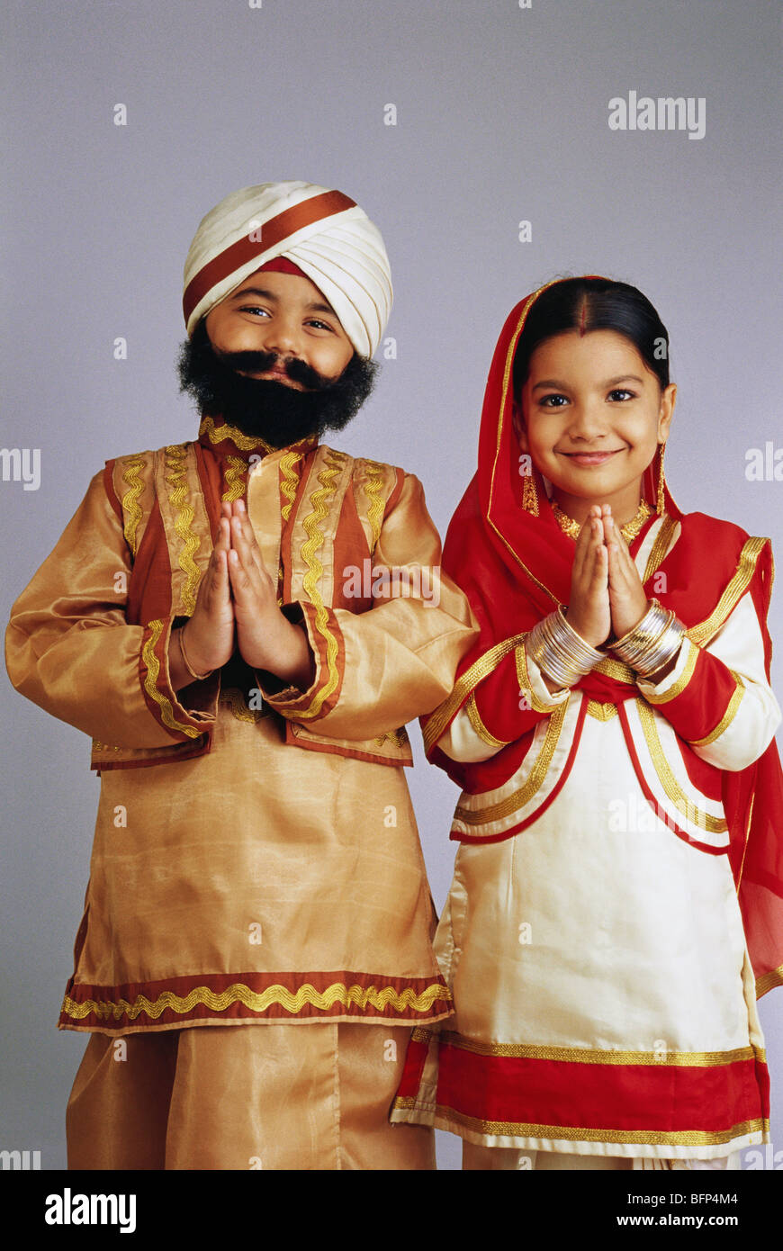 VDA 63663: Jungen und Mädchen gekleidet als Sikh paar in Willkommen Herr #498; darstellen 497 Stockfoto