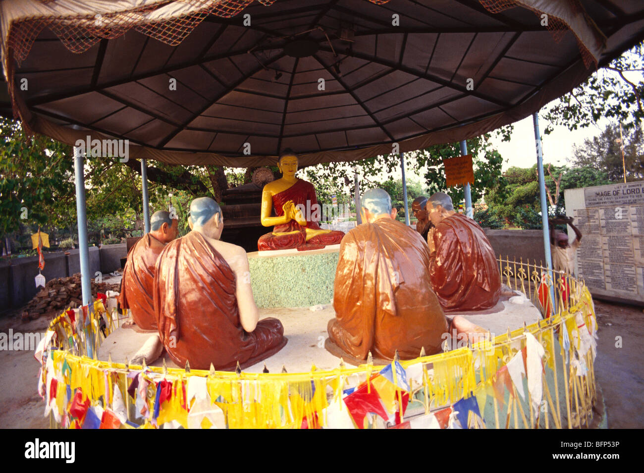 VDA 65913: Buddha und seine fünf Schüler; Varanasi; Uttar Pradesh; Indien Stockfoto