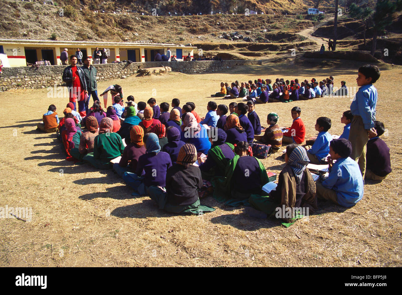 Indische Ausbildung ländliche Schulkinder sitzen auf Boden Open-Air-Klassen; Uttaranchal; Uttarakhand; Indien; asien Stockfoto