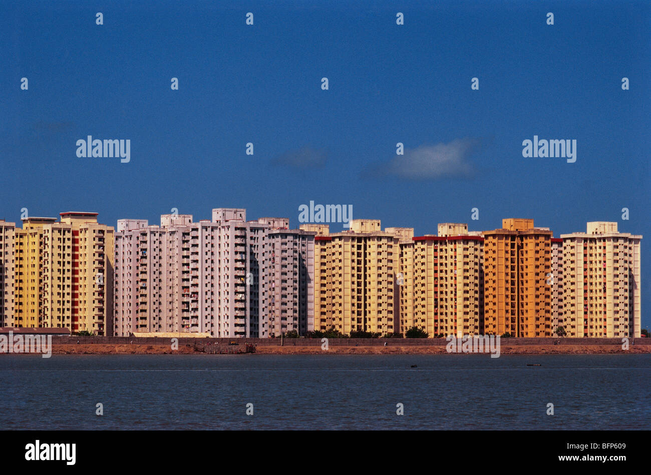 NMK 66198: Gehäuse Kolonie; Colaba; Bombay Mumbai; Maharashtra; Indien Stockfoto