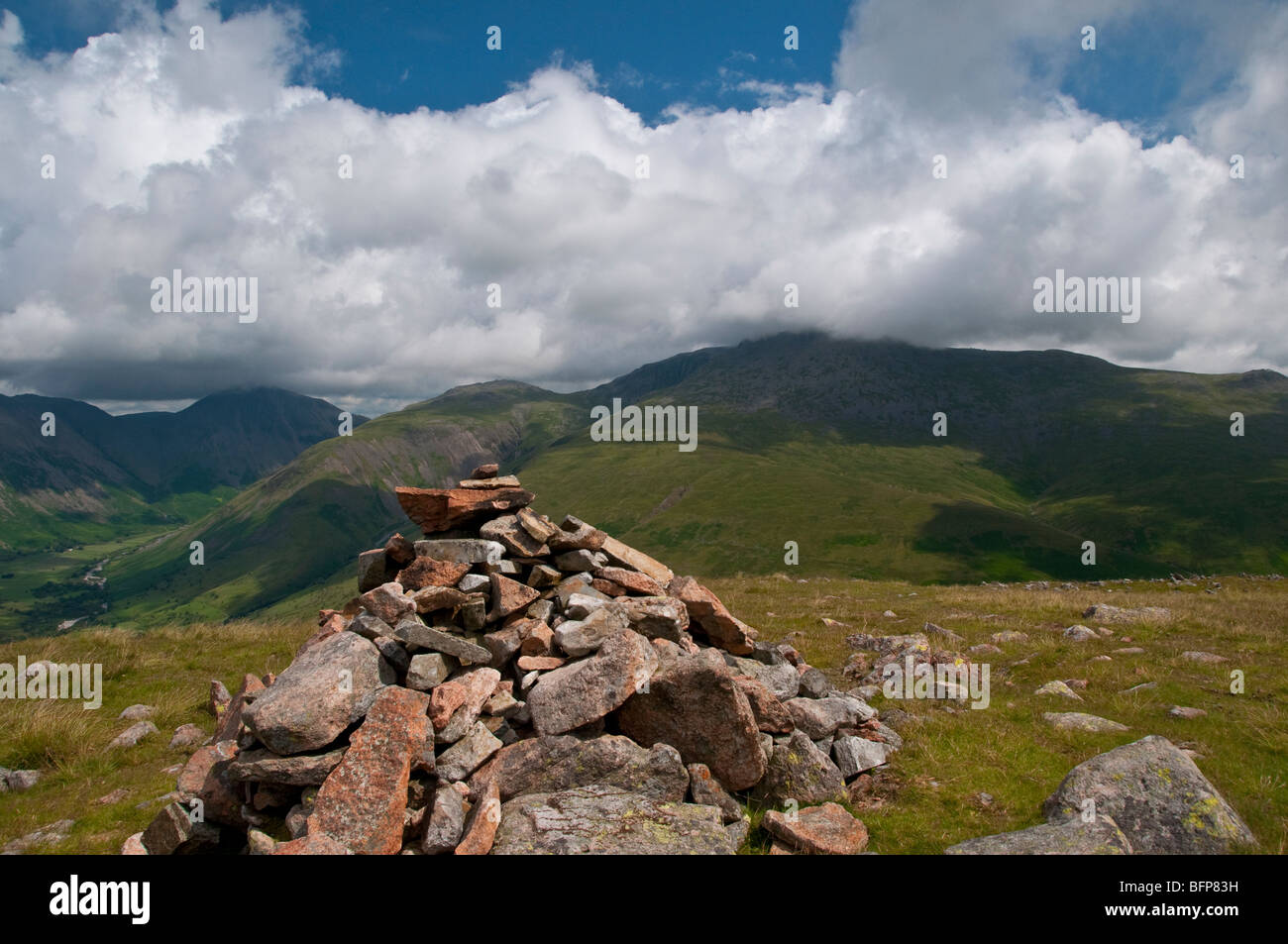 Scafell Berge gesehen von der Cairn an der Spitze der Illgill Head Stockfoto