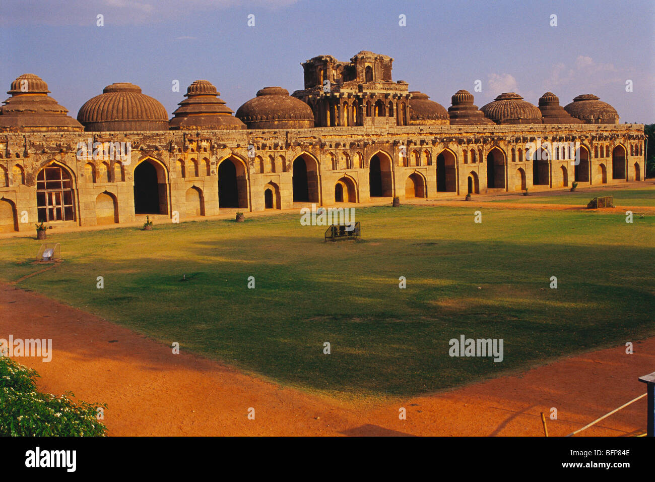 Elefantenställe; Vijayanagara Reich; Hampi; Hampe; Hospet; Hosapete; Ballari; Karnataka; Indien; Asien Stockfoto