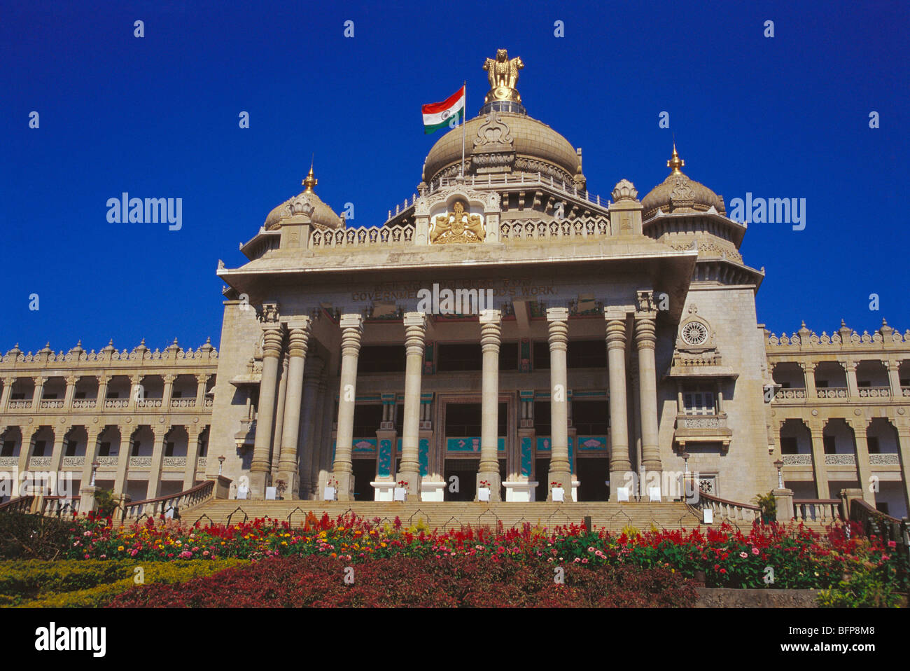 Suvarna Vidhana Soudha ; Vidhana Soudha und Flagge von Indien ; Bangalore ; Bengaluru ; Karnataka ; Indien ; Asien Stockfoto
