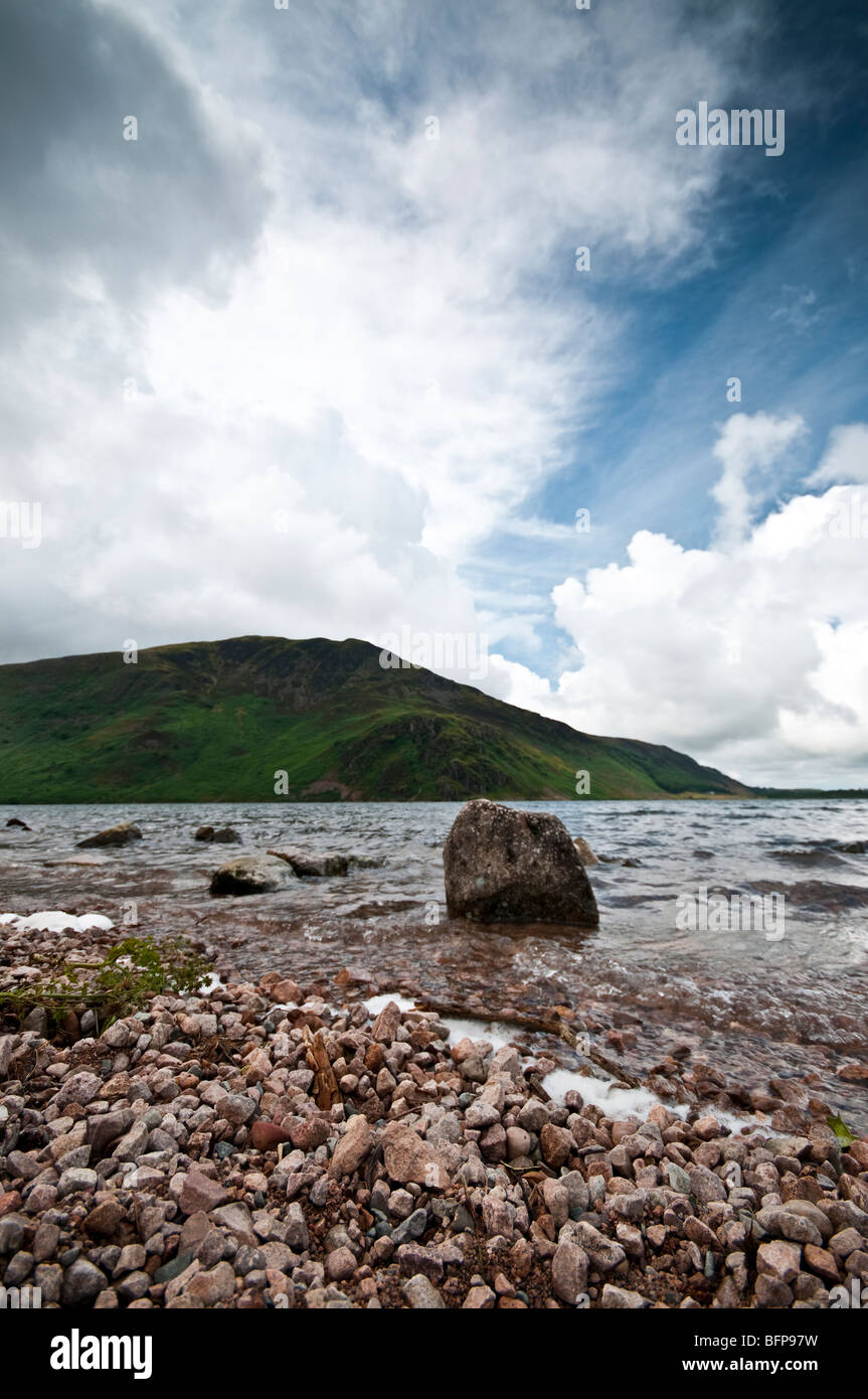 Klippe fiel in Ennerdale Wasser gesehen Stockfoto