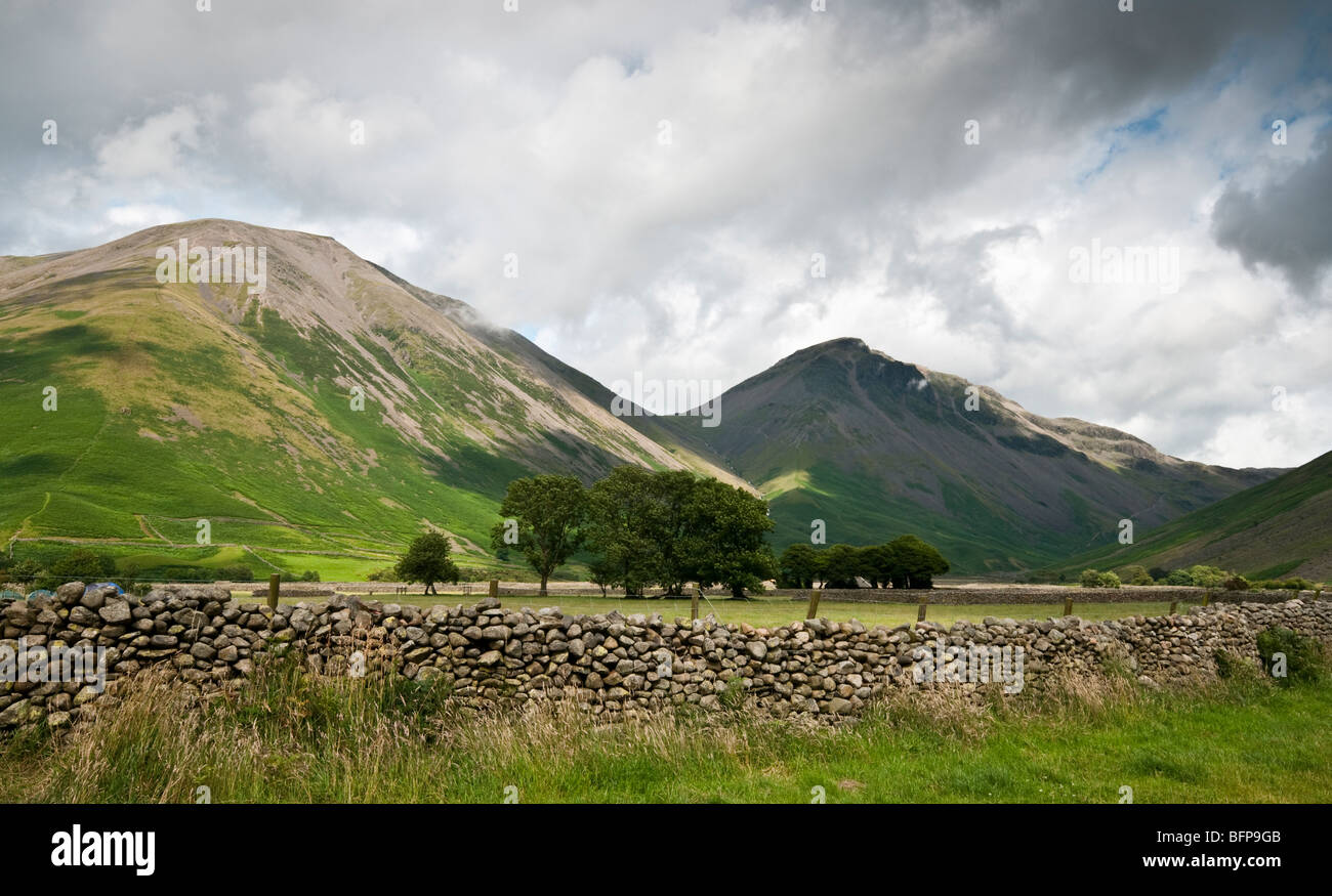 Blick vom Wasdale Head auf Kirk fiel und großen Giebel mit einem der vielen Steinmauern, Erstellen von Feldern im Vordergrund. Stockfoto