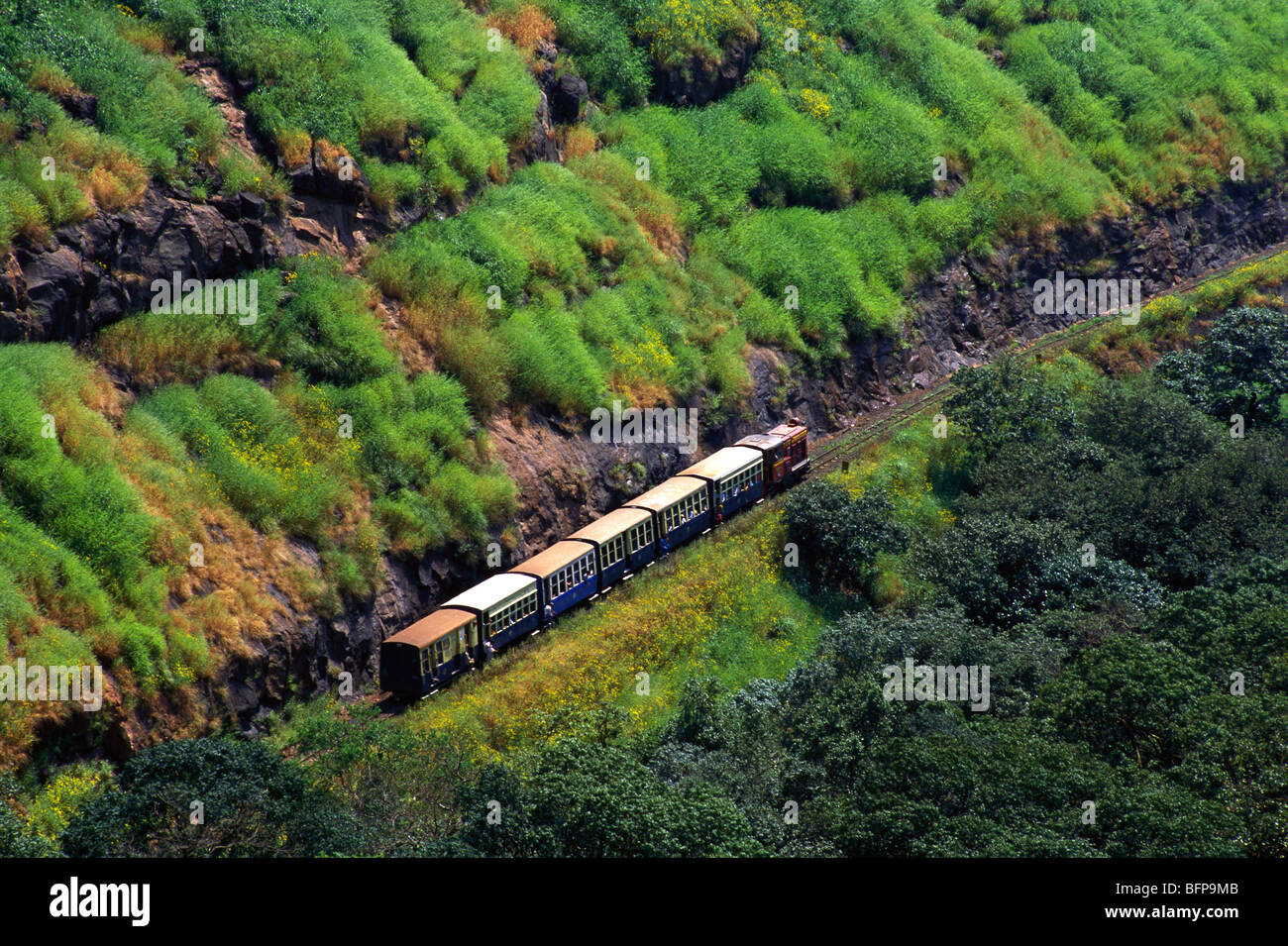 MMN 65290: Luftaufnahme des Mini Zug; Matheran; Bezirk Alibaug; Maharashtra; Indien Stockfoto