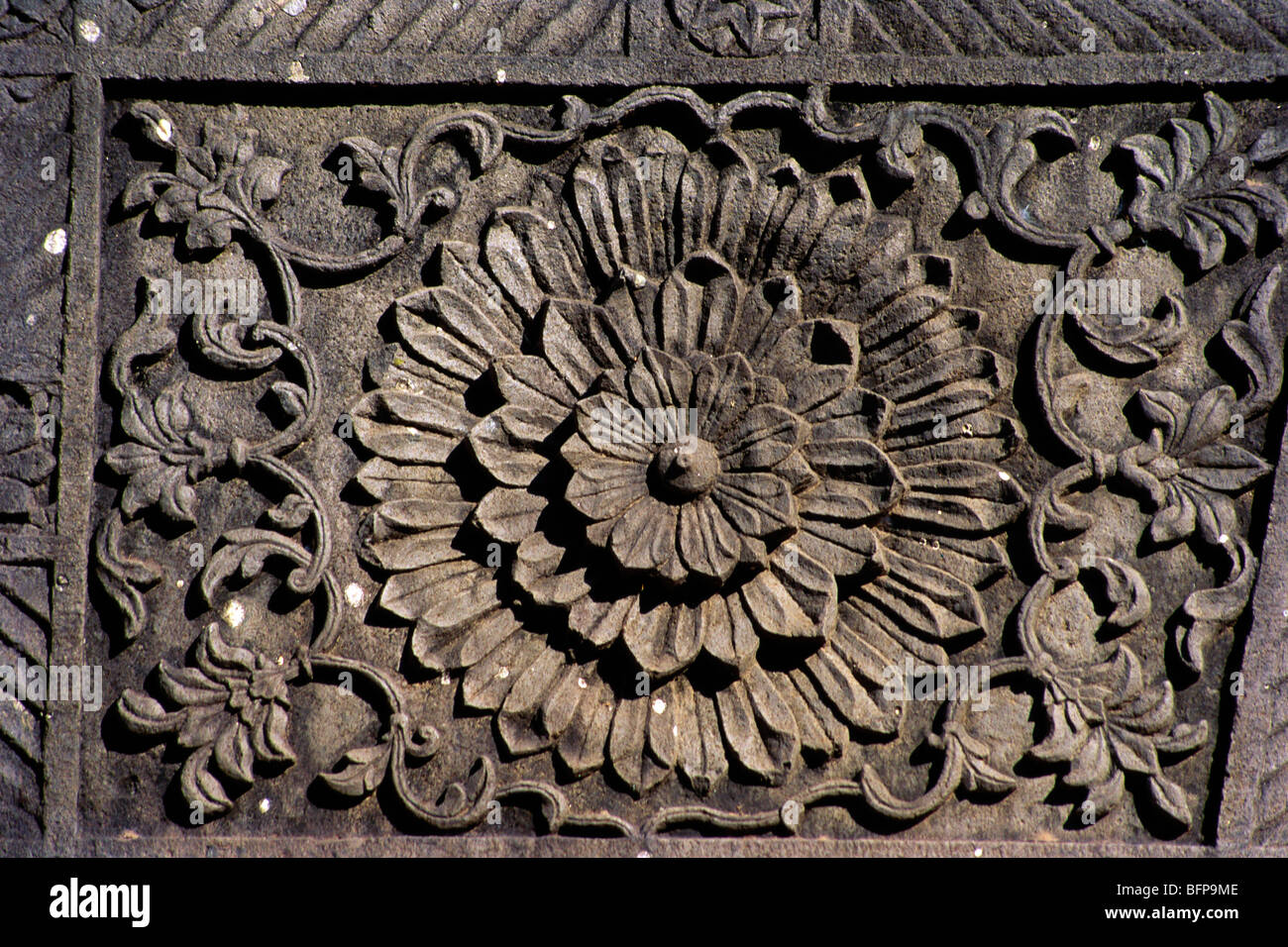 MMN 65297: Blumen; Steinbildhauen am Lord Shiva-Tempel; Trimbakeshwar; Maharashtra; Indien Stockfoto