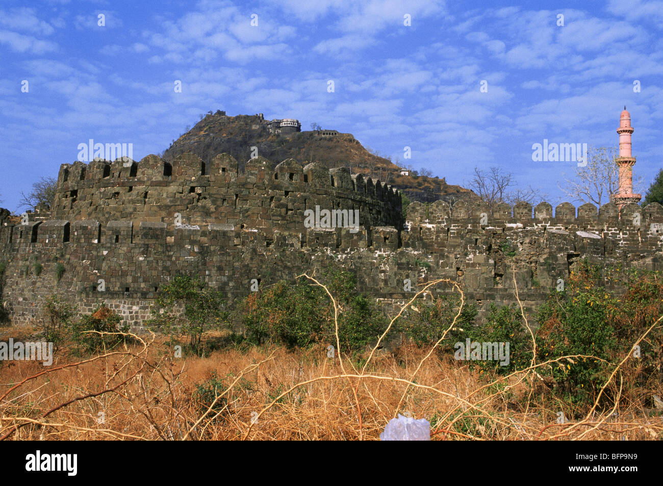 NMK 65242: Massive Festung & Chand Minar; Daulatabad Fort; Aurangabad; Maharashtra; Indien Stockfoto