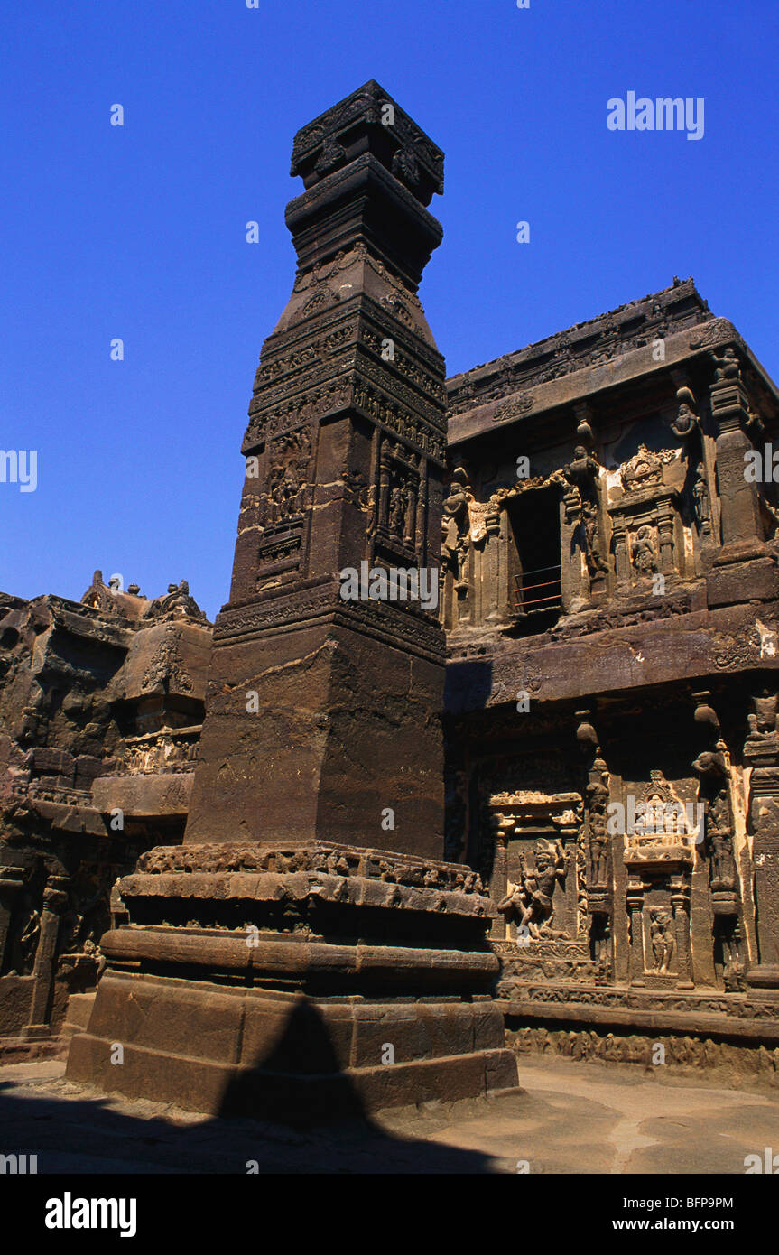 Hindu Höhle No16; Dhwajasthambha & reich geschnitzte Fassade des Kailash Tempel; Ellora; Aurangabad; Maharashtra; Indien Stockfoto