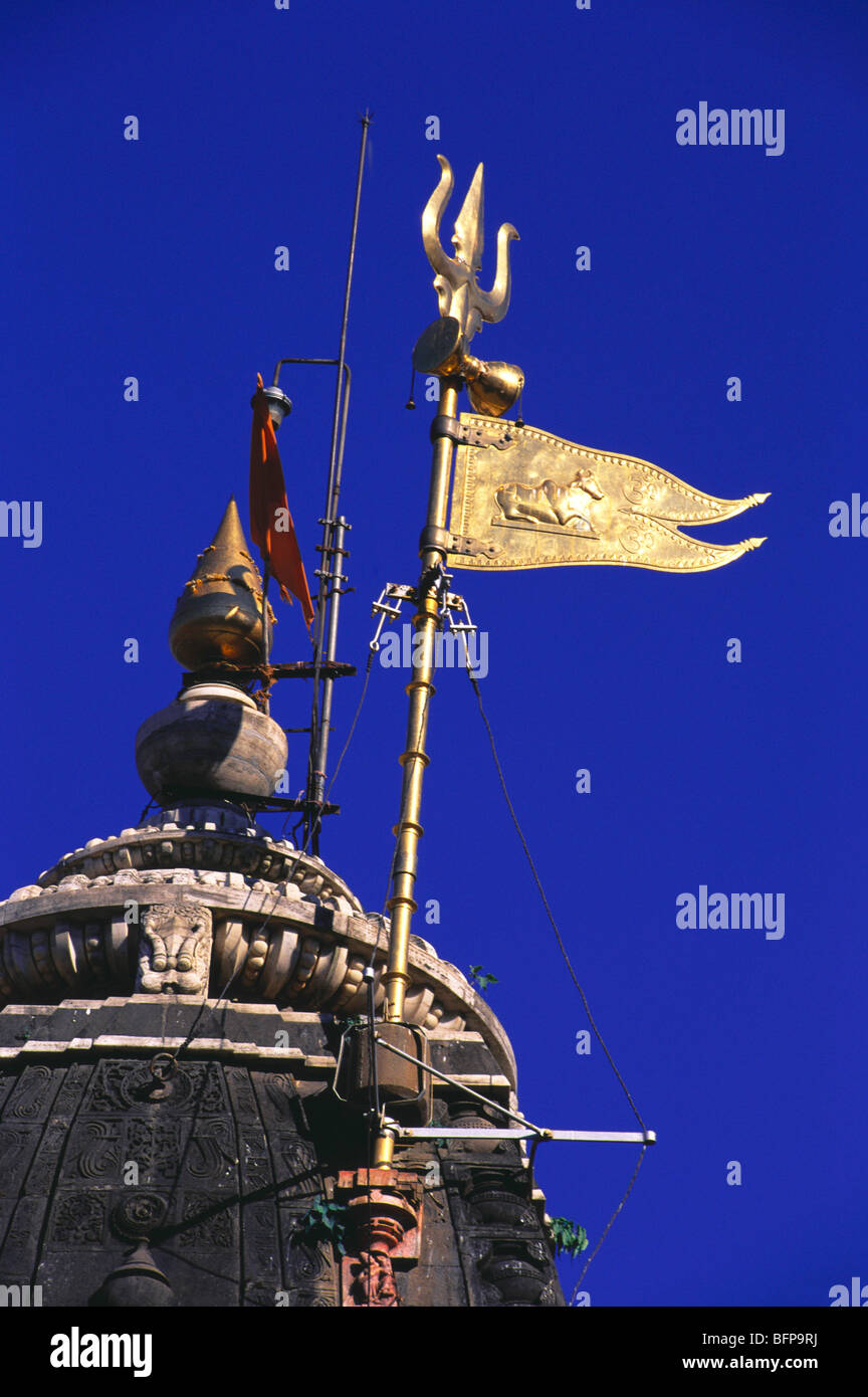 NMK 65296: Gold Flagge; Damru & Trishul; Tempel Trimbakeshwar; 10. Jyotirling; Bezirk Nasik; Maharashtra; Indien Stockfoto