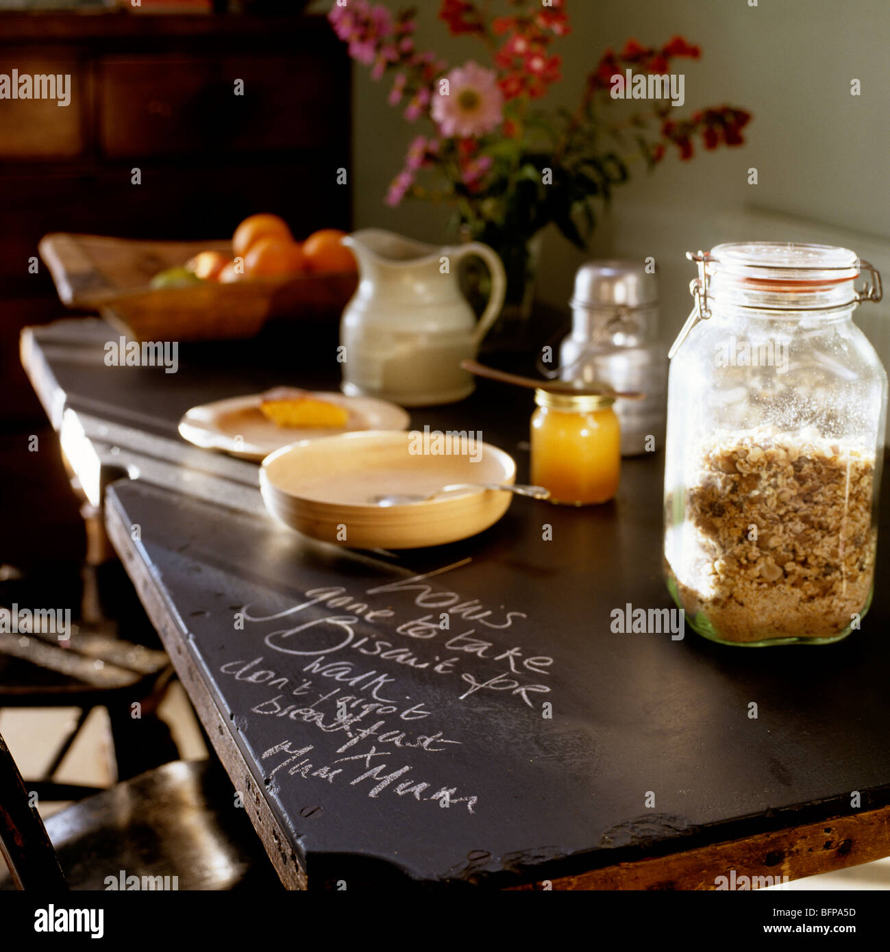 Ausbreitung auf ein chalkboarded Tischplatte Frühstück / Oberfläche Stockfoto