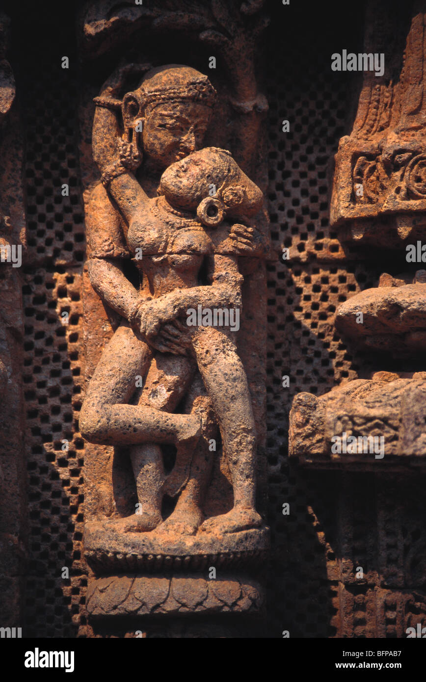 DBA 65484: Statue des Paares machen Romantik; Konarak; Orissa; Indien Stockfoto