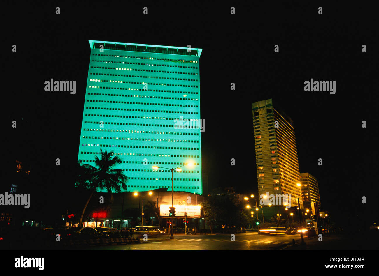 NMK 65429: Beleuchtete Air India Gebäude & Oberoi Turm; Nariman Point; Bombay Mumbai; Maharashtra; Indien Stockfoto