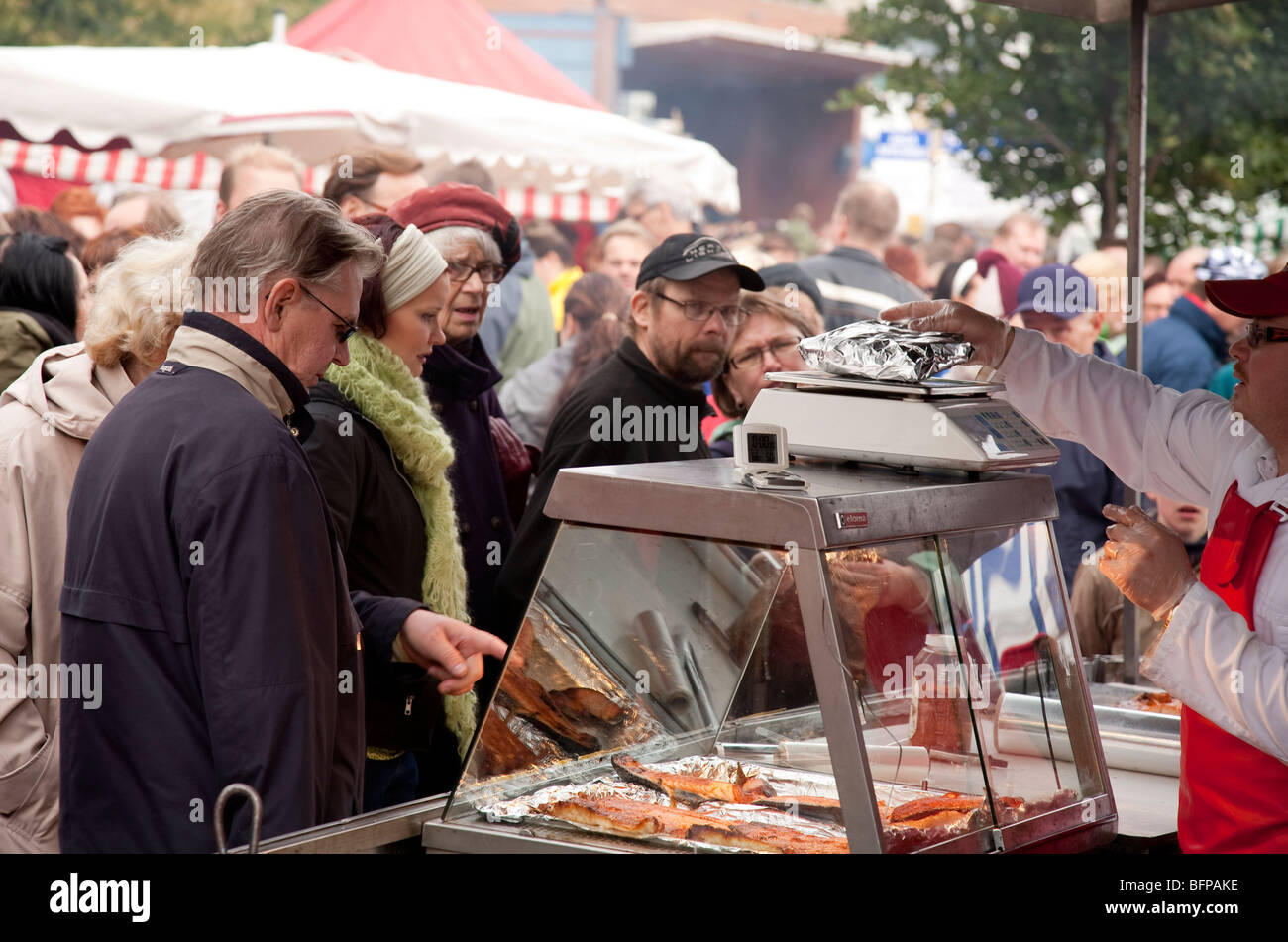 Kunden kaufen frisch gekocht Fische am Kalaryssäys Kalaryssaeys Markt fair in Stadt Kuopio, Finnland Stockfoto