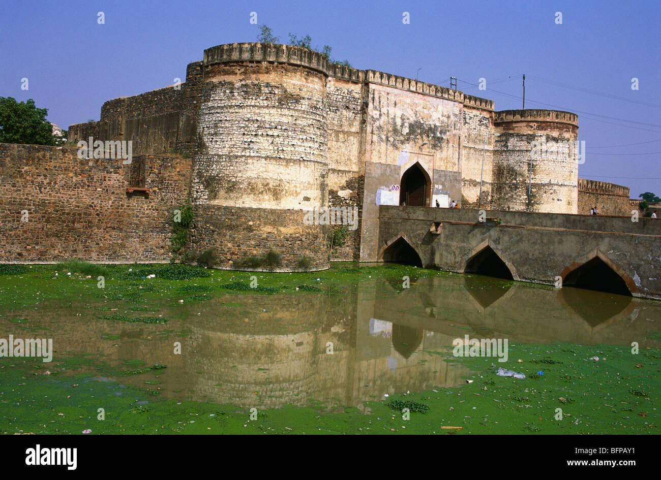 NMK 65528: Lohiya Tor & Brücke; Lohagarh Fort; Bharatpur; Rajasthan; Indien Stockfoto