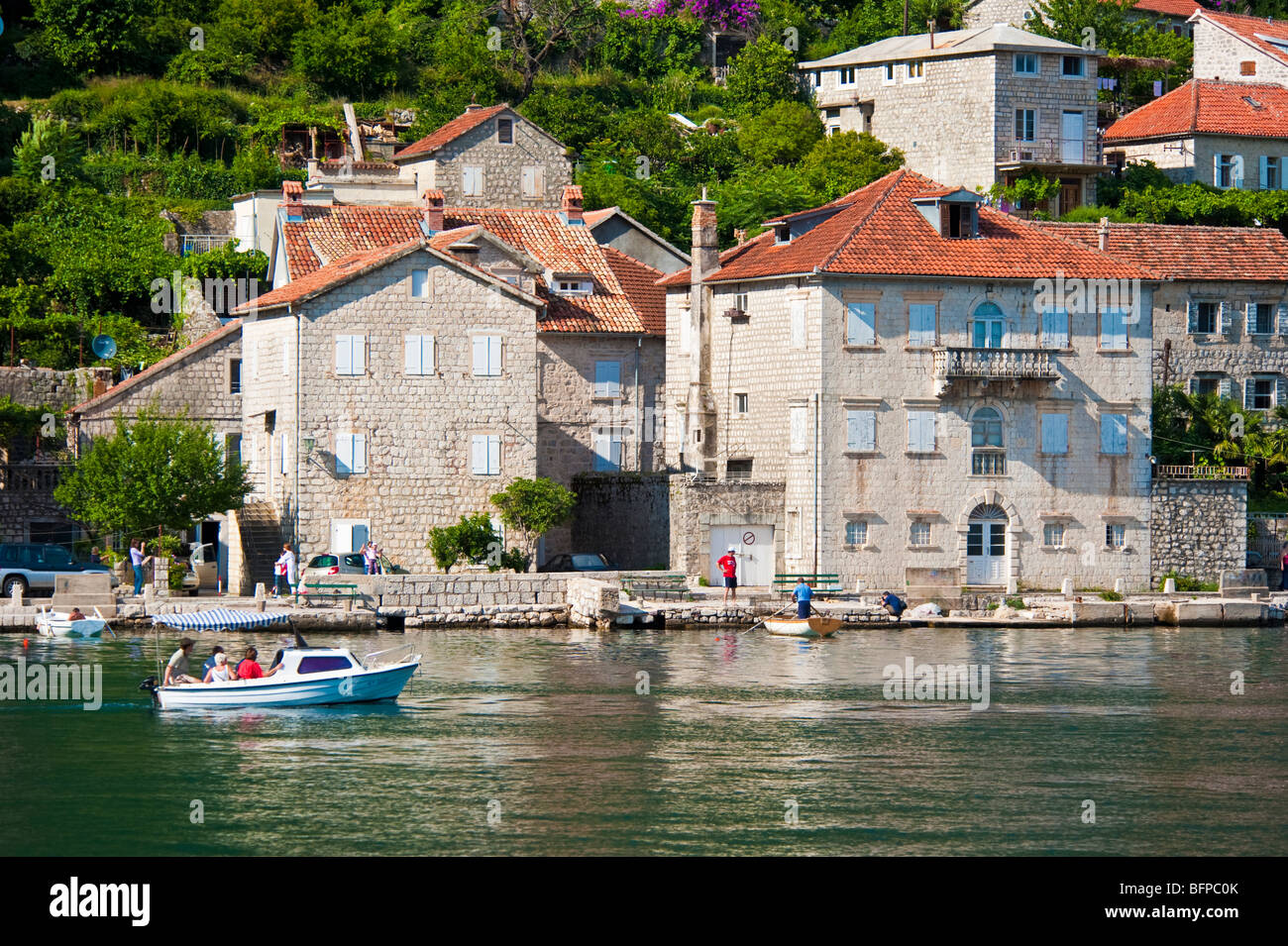Fassaden entlang der Küste in der Nähe der historischen Stadt von Perast, Risan Bucht, Bucht von Kotor, Montenegro Stockfoto