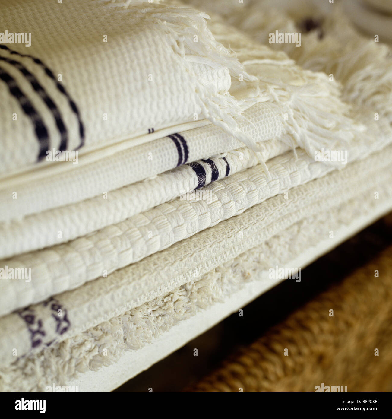 Ein Haufen von gefalteten Baumwollhandtücher und Bettwäsche Stockfoto