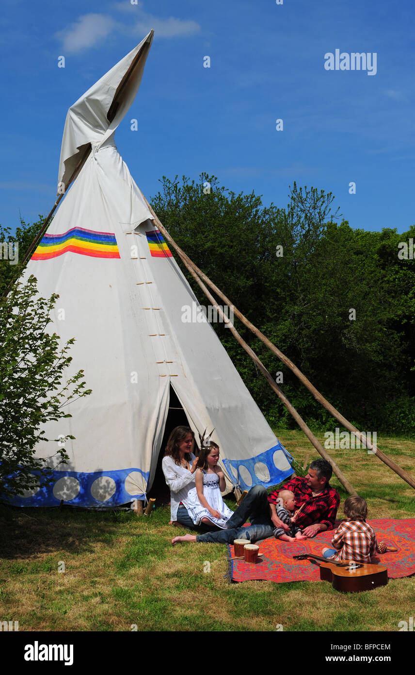 eine Familie auf ein Tipi Wigwam camping Urlaub in Cornwall UK Stockfoto