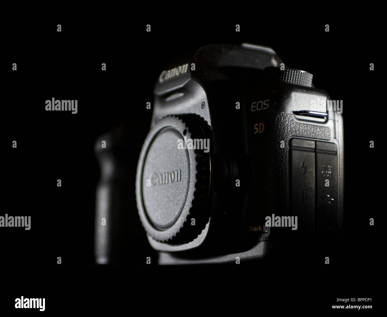 DSLR Canon 5D Mark II vor schwarzem Hintergrund Stockfoto
