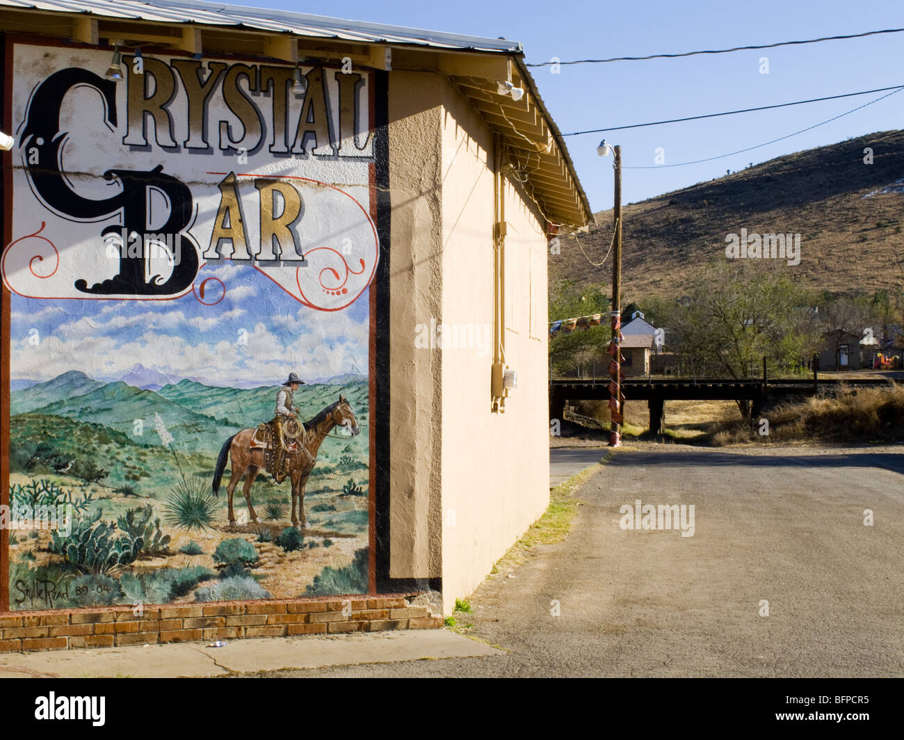 Wandmalerei, konzipiert als die kommerziellen Zeichen einer Bar in alpinen Texas Stockfoto