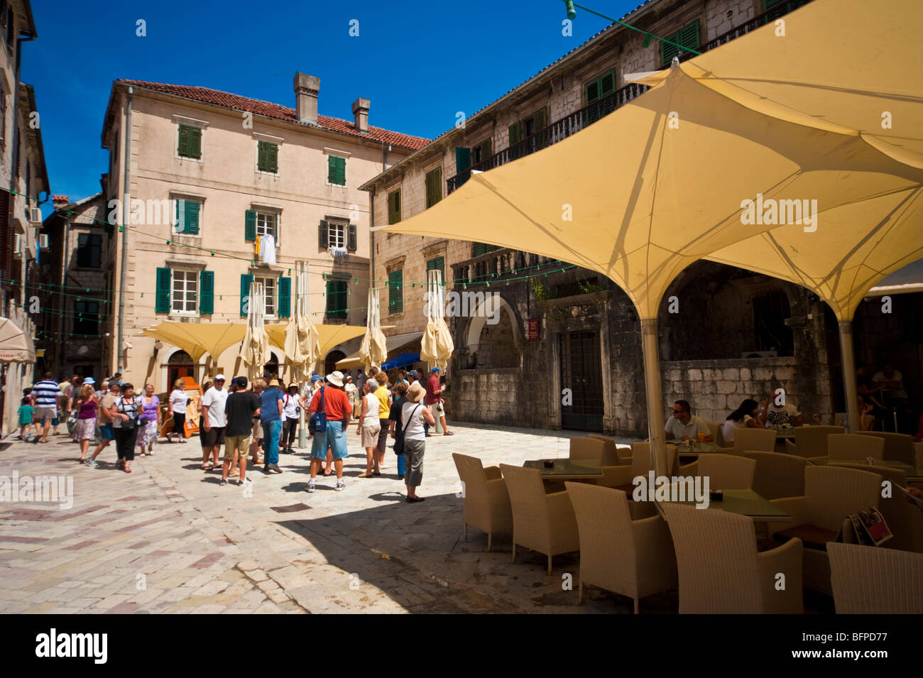 Straße mit Cafés in der historischen Altstadt von Kotor, Bucht von Kotor, Montenegro Stockfoto