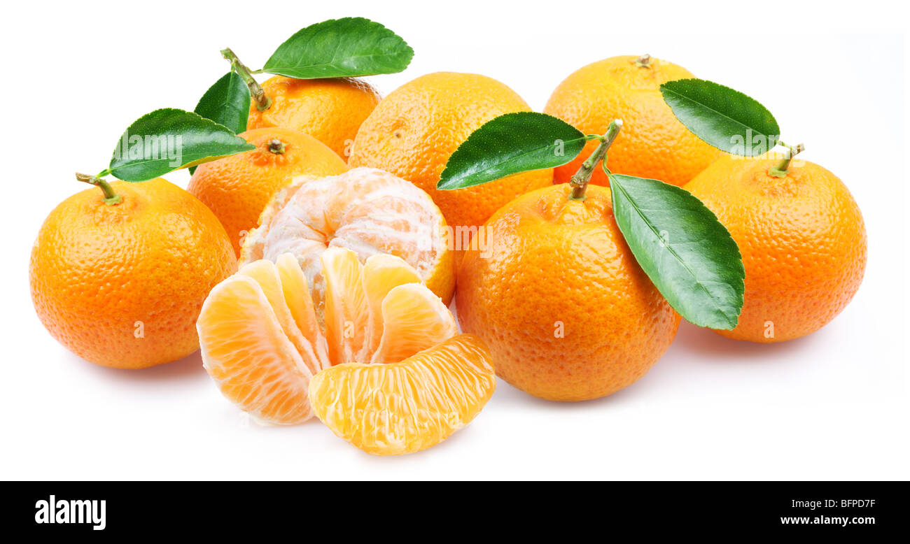 Mandarinen mit Segmenten auf weißem Hintergrund Stockfoto