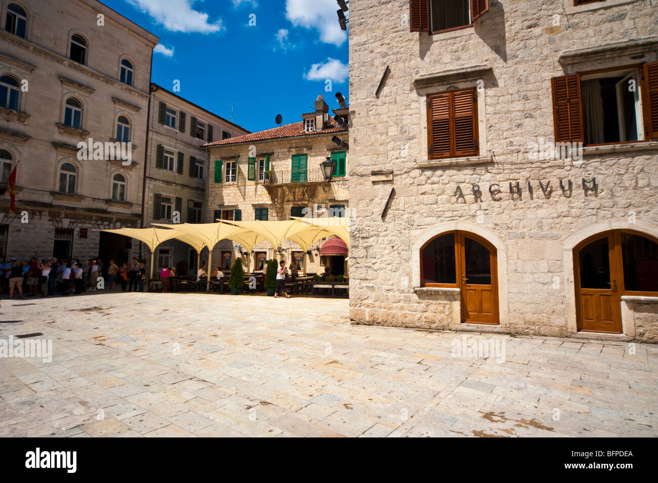 Straßencafé und Fassaden in der historischen Altstadt von Kotor, Bucht von Kotor, Montenegro Stockfoto