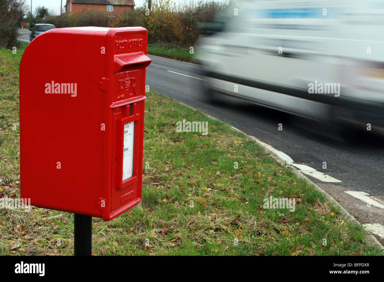 Verschwommene Datenverkehr einen ländlichen Briefkasten befindet sich auf der A28 zwischen Tenterden und Rolvenden, Kent Stockfoto