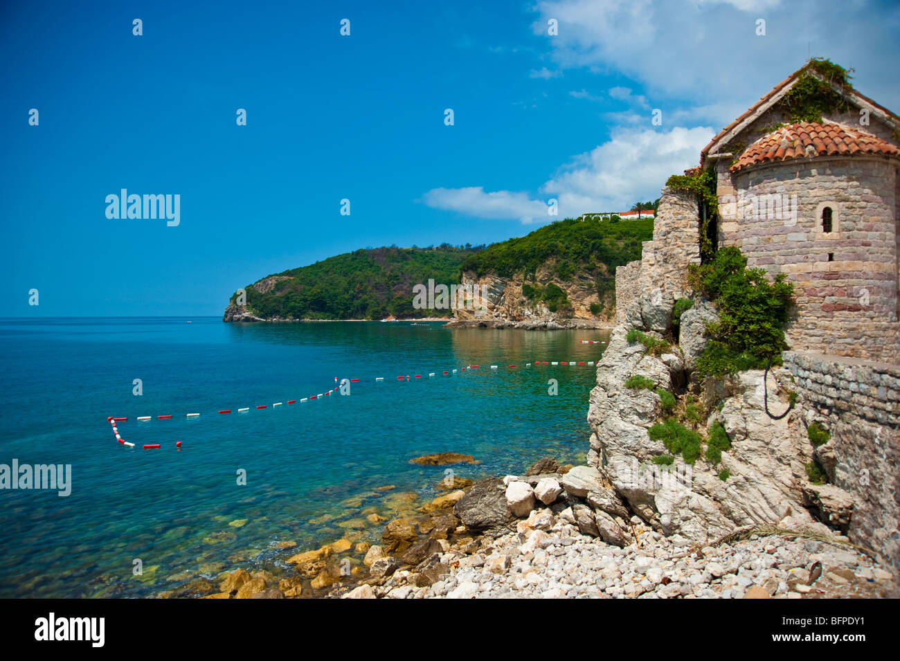 Küste mit historischen Gebäuden in der Altstadt von Budva, Montenegro Stockfoto