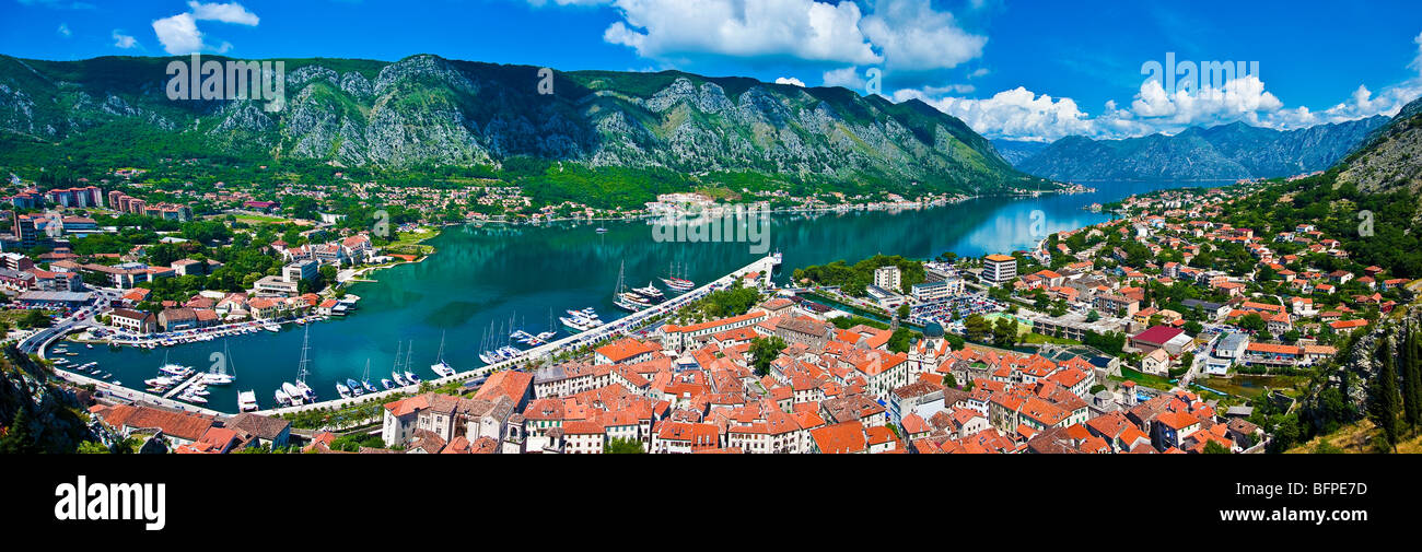 Panorama Ansicht der gesamten Bucht von Kotor mit der Marina und der historischen Altstadt von Kotor, Montenegro Stockfoto