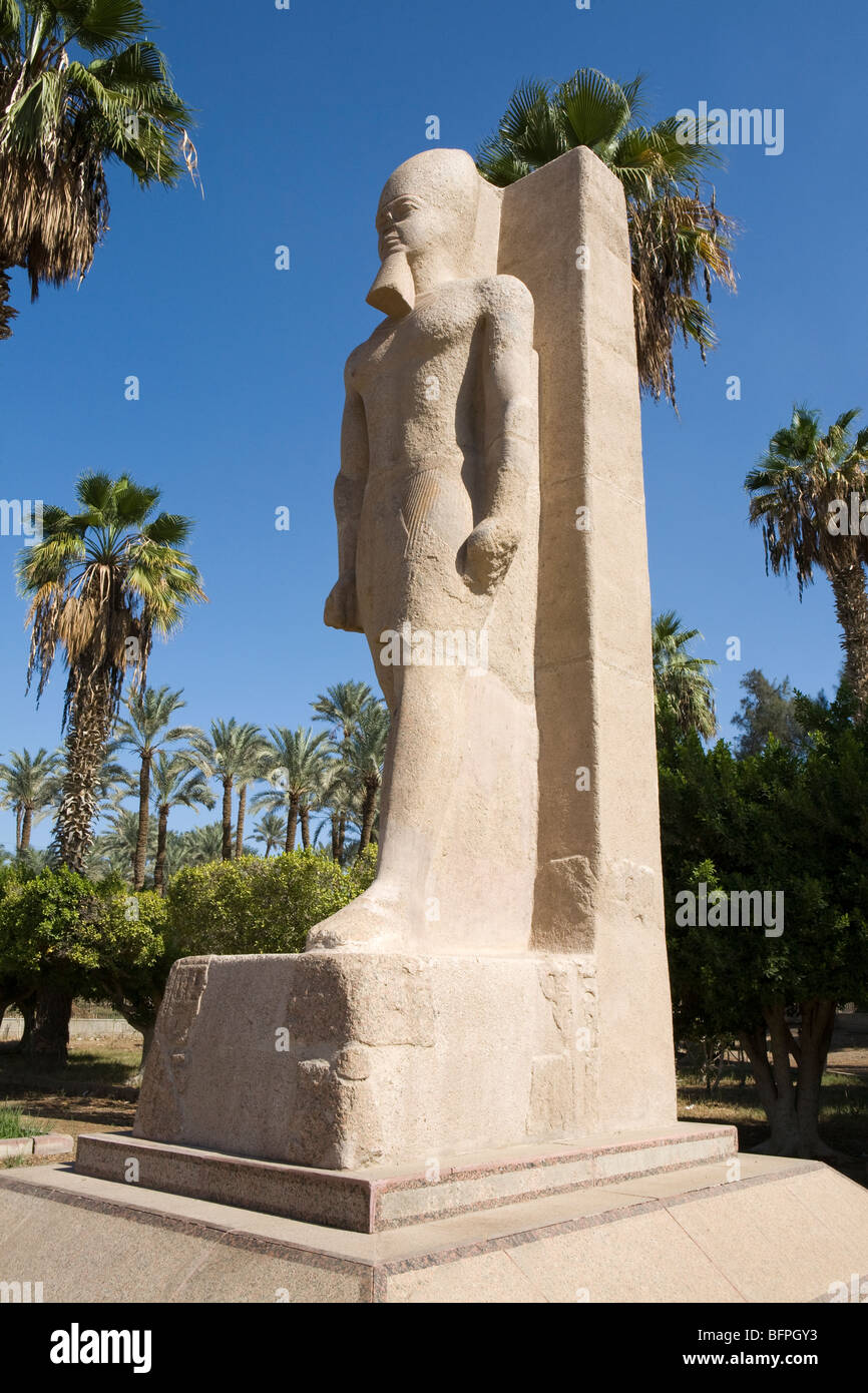 Koloss des Ramses II im Garten Museums die Überreste von Memphis im Dorf Mit Rahina, Ägypten Stockfoto