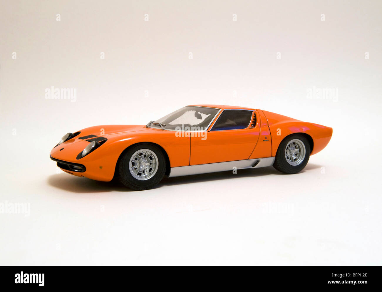 ORANGEFARBENEN LAMBORGHINI MIURA SV MODELLAUTO Stockfoto