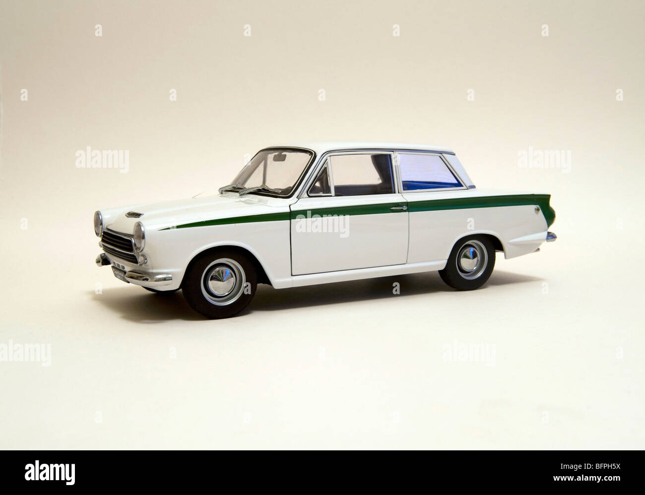 LOTUS FORD CORTINA MK1 WEIß/GRÜN MODELLAUTO Stockfoto