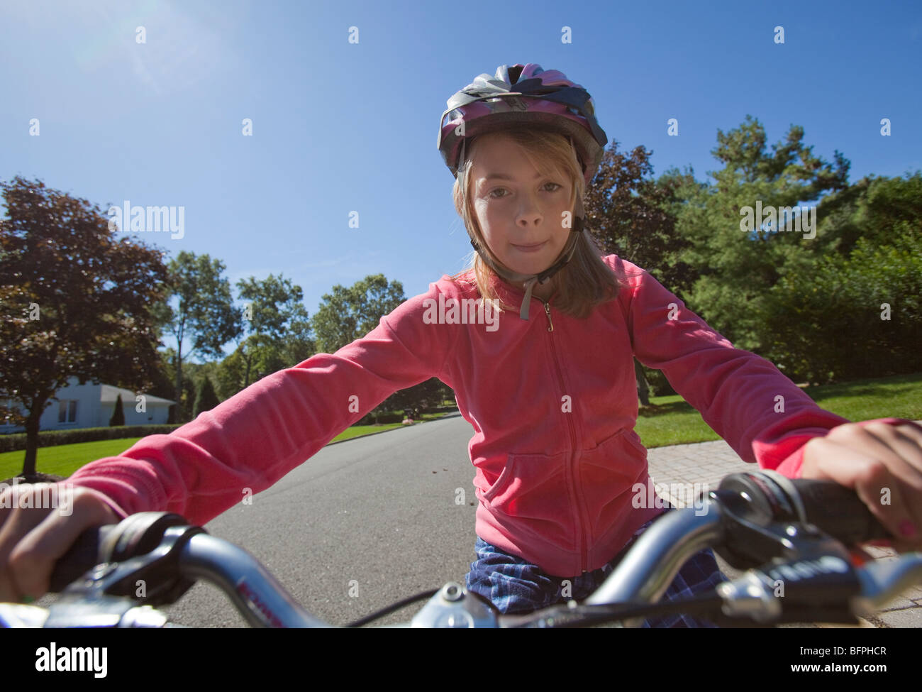 Junges Mädchen mit dem Fahrrad Stockfoto