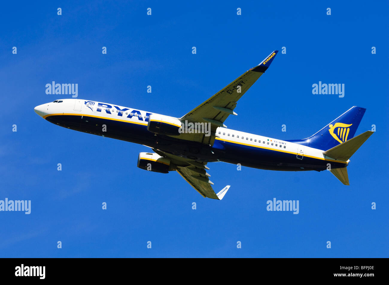 Boeing 737 von Ryanair Klettern heraus nach nehmen Sie vom Flughafen Birmingham, UK betrieben. Stockfoto