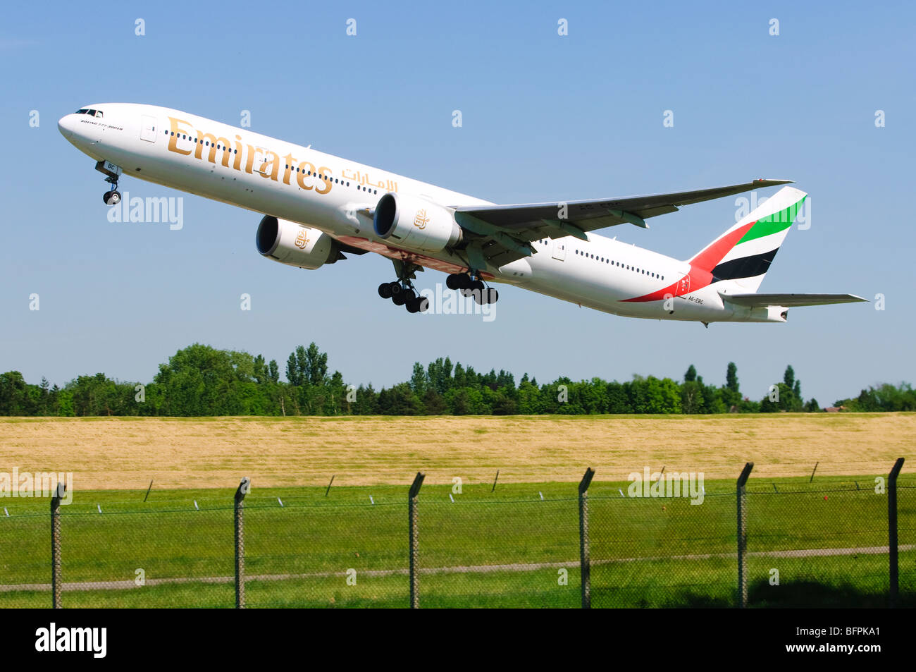 Boeing 777, durchgeführt von Emirates, die dem Start vom Flughafen Birmingham, UK. Stockfoto