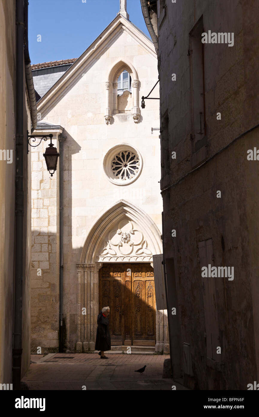 Kirche in Seitenstraße, Saintes, Frankreich Stockfoto