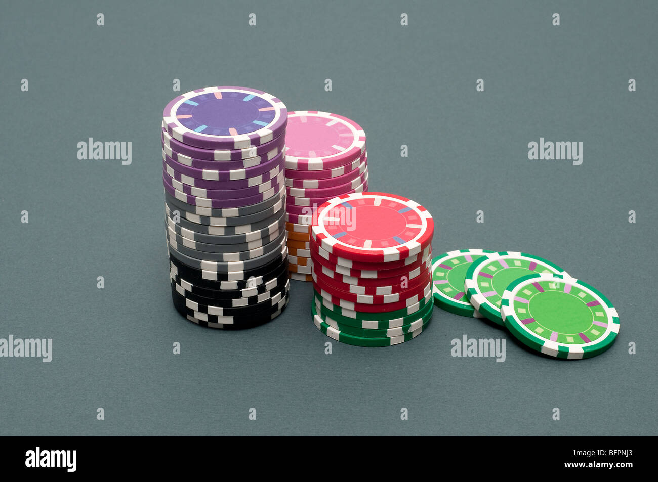 Karten und Fiches - Poker spielen Stockfoto