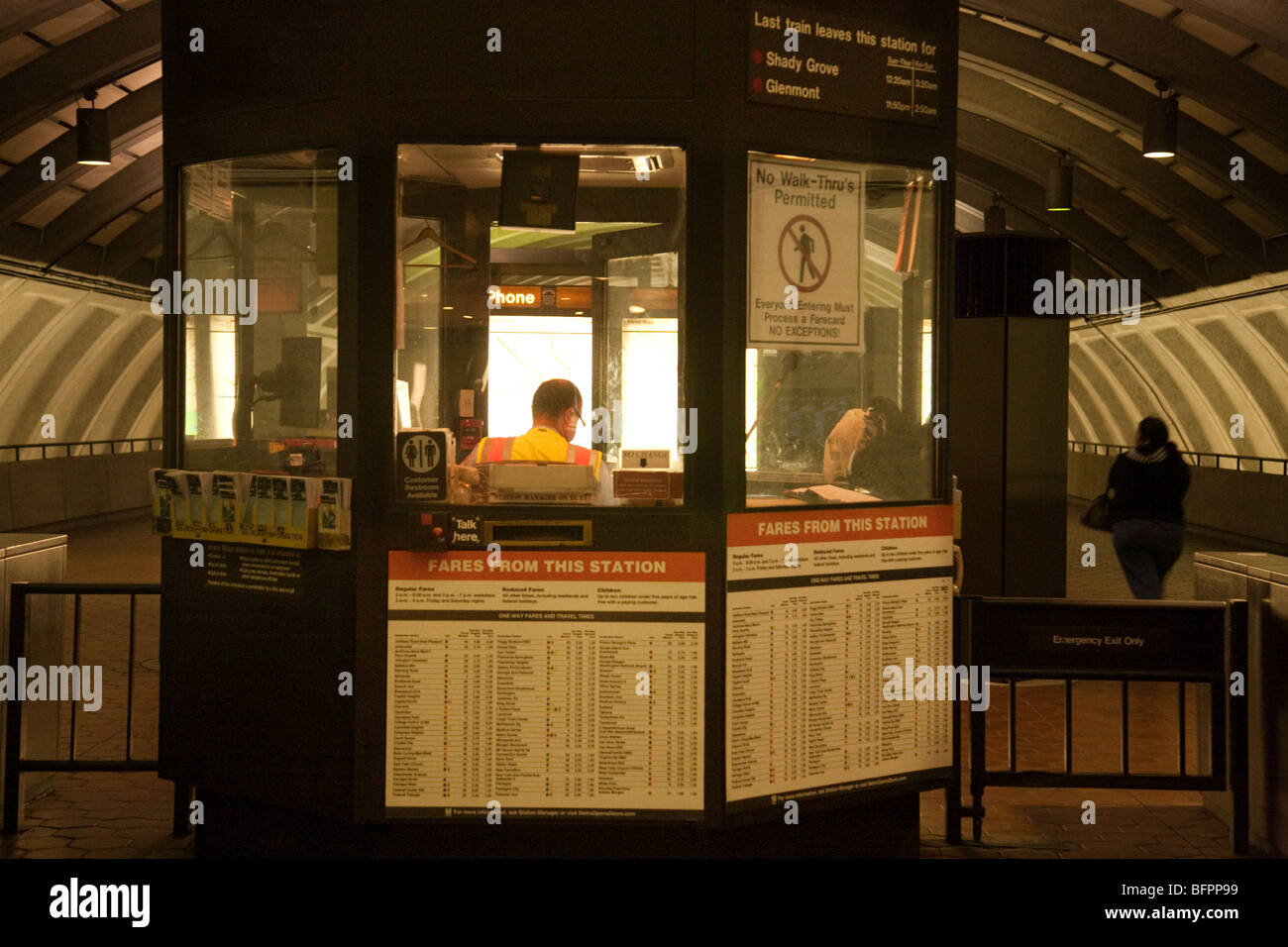 Der Bahnhofsvorsteher, Friendship Heights-Station, die Metrorail oder Metro u-Bahn-System, Washington DC USA Stockfoto