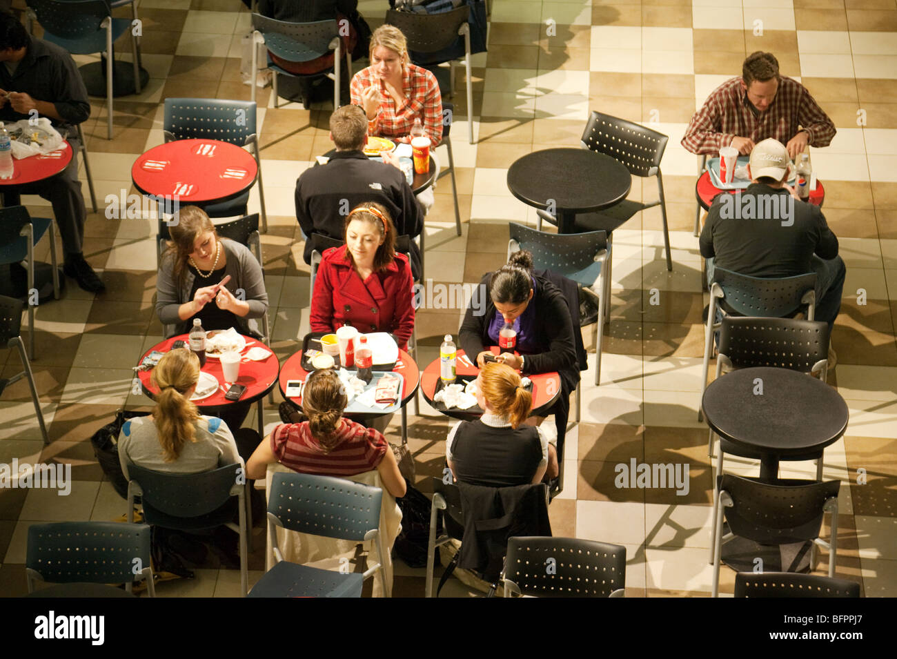 Menschen Essen in einem Café, Union Station Shopping Mall, Washington DC USA Stockfoto