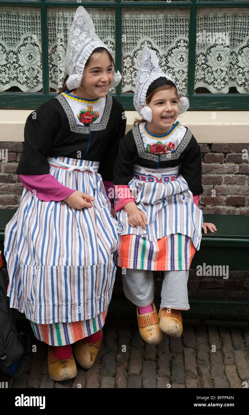 Zwei Kinder im Zeitraum Niederländisch Kostüm im Heimatmuseum Zuiderzeemuseum Enkhuizen Niederlande Stockfoto