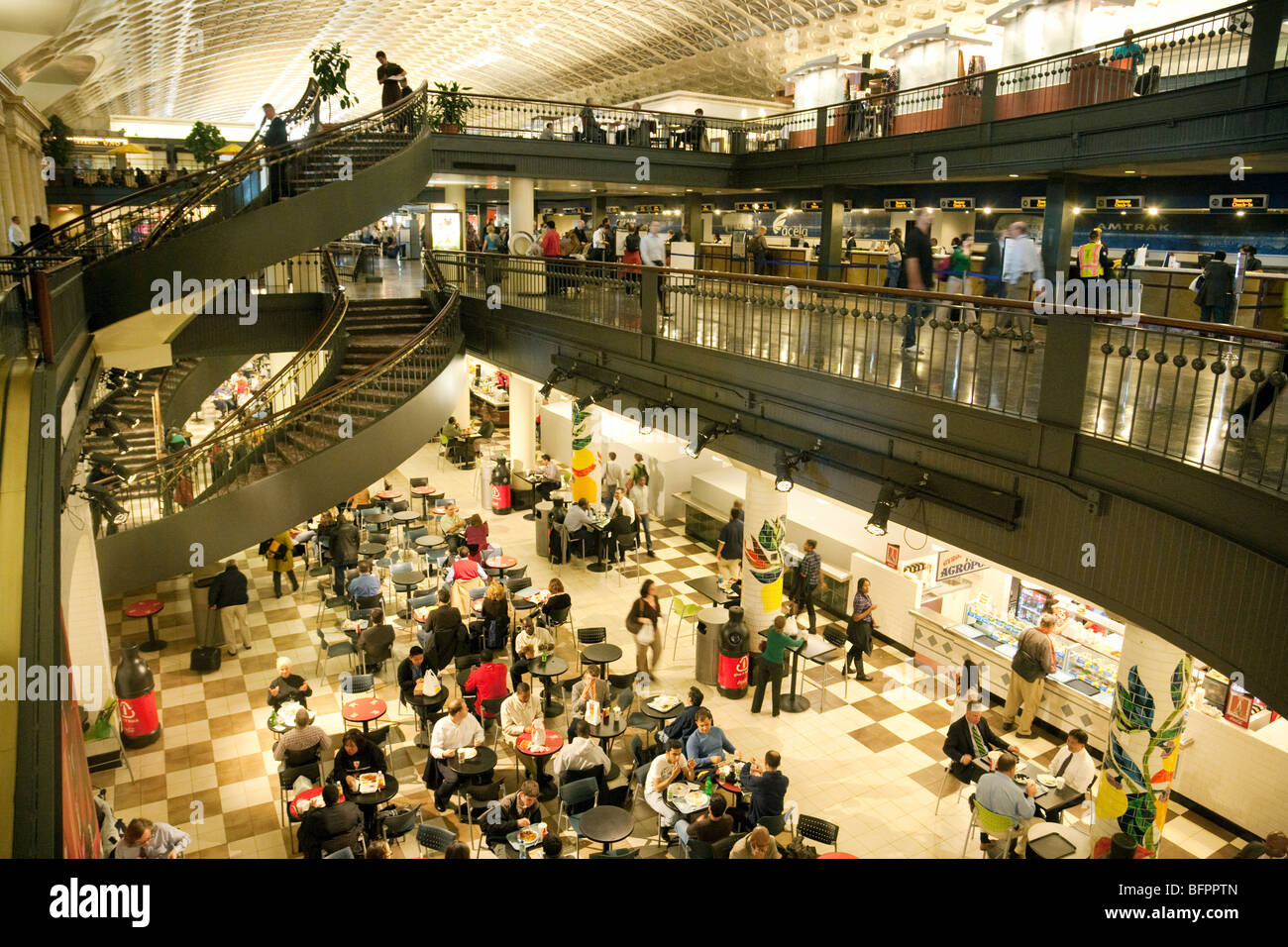Menschen Essen in einem Café, Union Station Shopping Mall, Washington DC USA Stockfoto