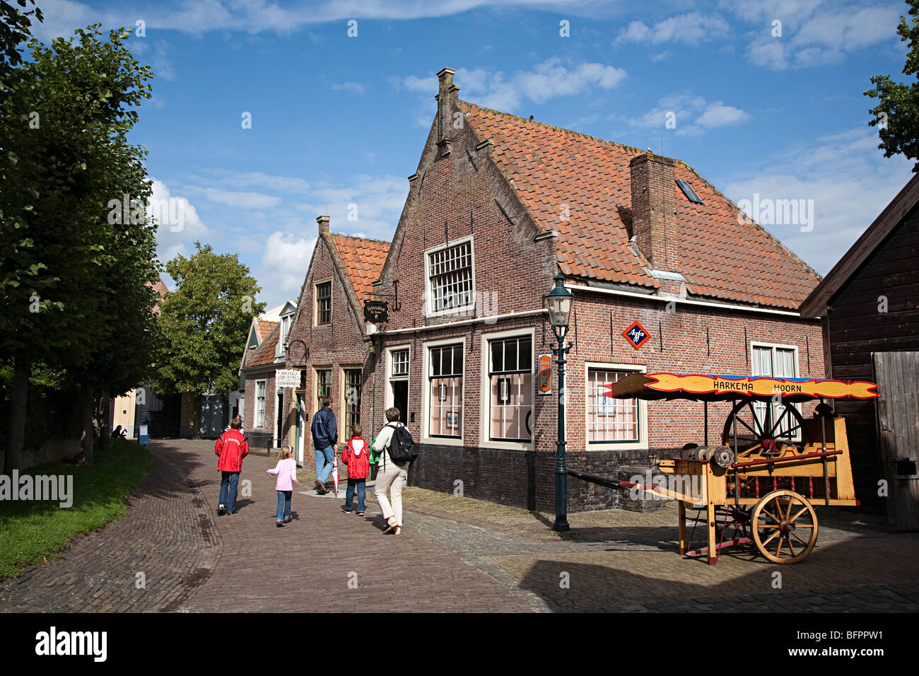 Familie im Heimatmuseum Zuiderzeemuseum Enkhuizen Niederlande Stockfoto